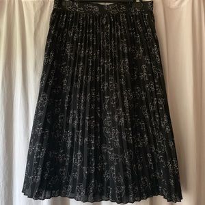 Contemporary Black Midi Pleated Skirt